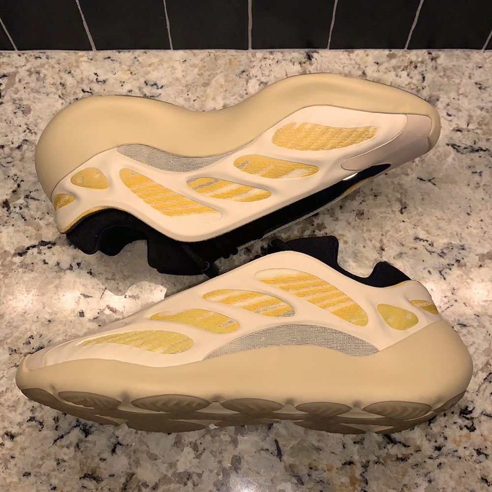 Yeezy 700 v3 Safflower Size 12